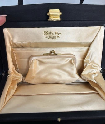 Bolsos Lester vintage años 50 Madison Ave negro satinado cierre esculpido de latón Foto 1 de 4