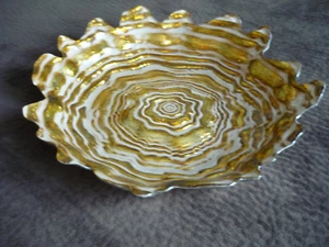 TAZÓN DE SERVICIO FESTIVO GRANDE/BLANCO CON REMOLINOS DE ORO - Imagen 1 de 5