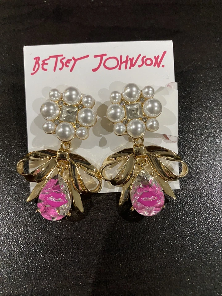 Betsey Johnson Gold Tone Pearl Sealed Kiss  Drop Earrings Crystal Dangle - Image 1 of 1