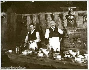 Holzfällerlager Mess Hall mit Winchester Gewehren hängend an Wand Holzlager 1890 - Bild 1 von 1