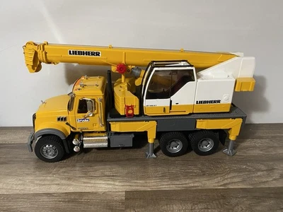 Camión Bruder Mack granito Liebherr Foto 1 de 4