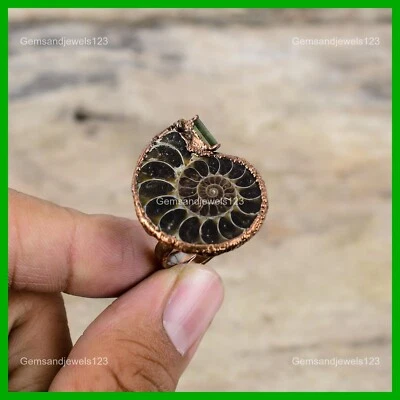 Anel de Aniversário de Solitário Bruto de Turmalina Verde Fóssil de Ammonite Natural de Cobre - Imagem 1 de 4