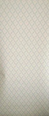 Pequeño rosa y azul floral vintage sobre enredaderas verdes sobre bronceado claro de Kingfisher 21607 Foto 1 de 4