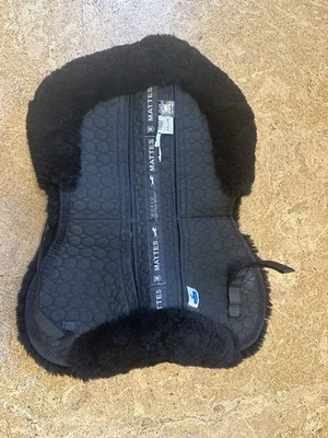 Media almohadilla correctora de piel de oveja Mattes AP con bolsillos y cuñas MEDIANA Foto 1 de 4