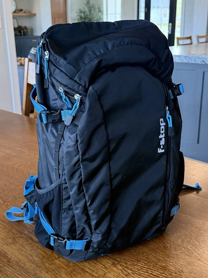 Mochila fotográfica F-Stop Loka Ultra Light 37L (negro/azul) + UCI poco profunda MED Foto 1 de 4