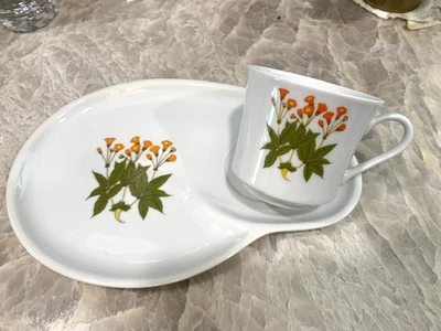 Juegos, platos y tazas vintage de bocadillos florales MCM naranja, amarillo y verde Foto 1 de 4