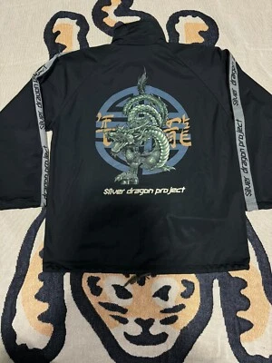 Chaqueta de Colección Silver Dragon Project Cinta Lateral Stussy Hooks Up Foto 1 de 4
