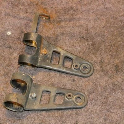 1984 YAMAHA XT250 FRONT FORK UPPER HEADLIGHT EAR MOUNT BRACKET PAIR - Image 1 of 4