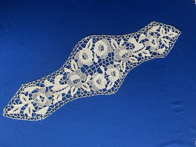 élément ancien d'application /dentelle de Venise  main  :  53 X 17 cm  ( L 48) - Photo 1/4