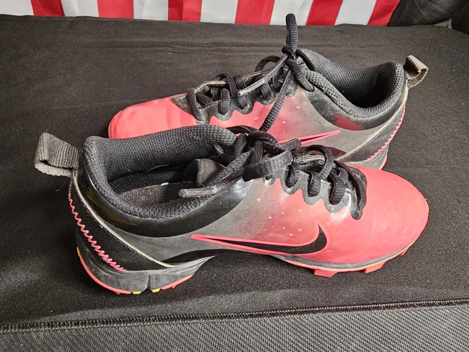 Nike Pink & Black Softball/Soccer Cleats Size 2.5 Girl Youth - Image 1 of 4