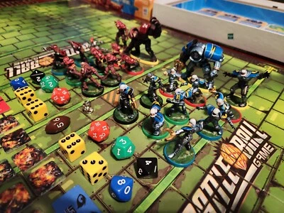 Hasbro Miniatures Alien Football Players Dice Battle Ball Board Game - Complete - Image 1 of 4