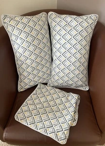 LAURA ASHLEY 2 x CHEVRON RECHTECKIGE KISSEN GRAU MIT STICKEREI + 1 x BEZUG - Bild 1 von 7