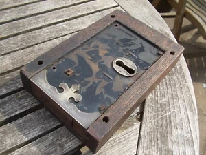 ANTIQUE VICTORIAN BRASS DOOR LOCK IN OAK very decorative 9 x 6 x 2.5" - Picture 1 of 7