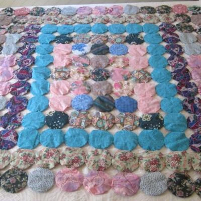 Edredón YoYo Hecho a Mano 4 Pulgadas Círculos 51 X 51 Tiro o Mantel Tamaño Multicolor Foto 1 de 4