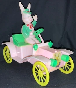 VINTAGE ROSBRO PLASTIC EASTER TOY - RABBIT DRIVING A ‘MODEL T’ AUTOMOBILE! - Imagen 1 de 10