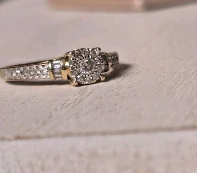 $1799~Anillo de compromiso pavé con halo de diamantes de oro amarillo de 10 k Kay Jewelers Foto 1 de 4