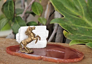 Hand crafted - Brass Horse & Selenite Crystal on Agate Slice - Foto 1 di 5