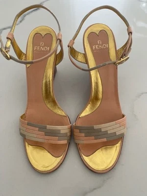 Sandalias de tacón de cuña de cuero Fendi beige con hebilla zapatos talla 38 Foto 1 de 4
