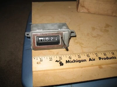 1974 75 76 77 78 CADILLAC ELDORADO? DASH CLOCK 358364 1611457 - Image 1 of 4