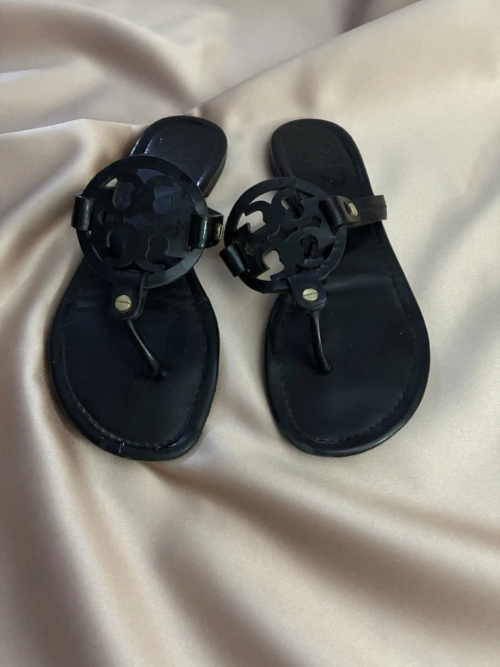 Sandalias planas Tory Burch Miller para mujer talla 7,5 charol negro tanga Foto 1 de 4