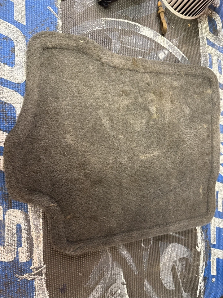 Alfombrilla trasera derecha Nissan Sentra SE-R 2002 P/N 999E2-LN001 Foto 1 de 4