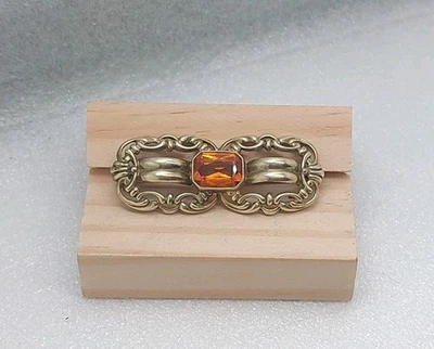 Ancienne Broche Dorée Avec Pierre Orange. Inscription A Identifier Sur La Tige - Photo 1/4