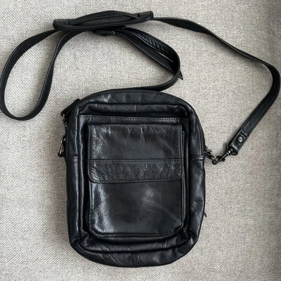 Bandolera organizadora de viaje Scully de cuero genuino de cuero negro para mujer Foto 1 de 4