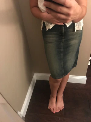 NUEVO CON ETIQUETAS DIESEL Diseñador Desteñido Lavado Oscuro Vintage Denim Falda-28-Saks-$178 Foto 1 de 4