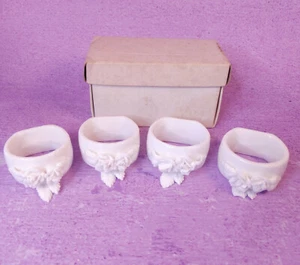 Juego de 4 servilleteros vintage de porcelana blanca aplicados con flores caja floral - Imagen 1 de 11