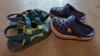 Lote de zapatos para niños pequeños talla 8.  Sandalias Crocs And Oomphies con agarre playa senderismo Foto 1 de 4