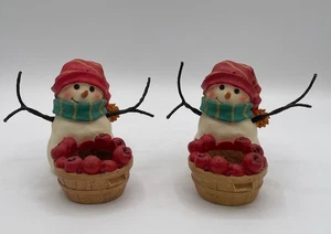 Muñeco de nieve Hallmark Jan Karon Mitford con soporte para luz de té de barril de manzanas, juego de 2 - Imagen 1 de 16