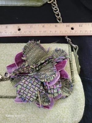 Bolso de mano/cartera vintage de aspecto victoriano único para mujer verde violeta flor y dijes Foto 1 de 4
