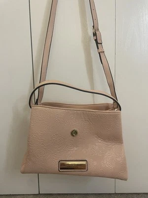 Cartera Marc New York rosa floral en relieve con detalles dorados Foto 1 de 4