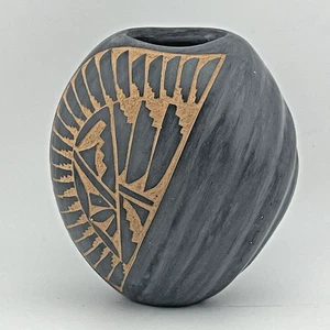 Jemez Pueblo / SW Indian Pottery - Hand-Coiled, Hand-Etched by Lorraine Chinana - Picture 1 of 7