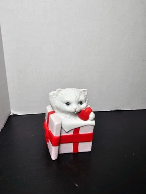 Фарфоровый кот Russell Love Cuddles с подарочной коробкой - Изображение 1 из 3