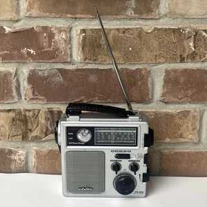 Eton FR-300 Crank AM/FM/TV/WEATHER Emergency Portable Radio/Lights Silver TESTED - Afbeelding 1 van 8