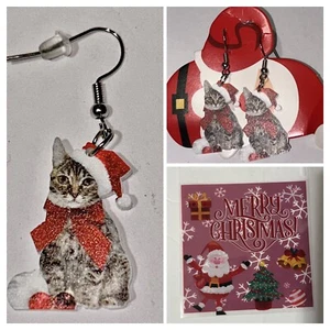Weihnachtsohrringe Weihnachtsmannkatze mit roter Schleife Metallhaken - verpackt in einer Weihnachtsgeschenktüte - Bild 1 von 9