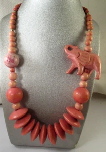 Vintage 80'S-90'S PEACHY PINK WOOD ELEPHANT WOOD BEADED NECKLACE 20" - Picture 1 of 10