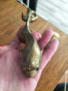 Llama y placa de puerta pesada Koi pescado latón macizo recuperado de colección - Imagen 1 de 6