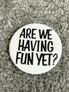 ¿Ya nos estamos divirtiendo 1985? Botón SKY Ent - Pinback Humor Venice CA - Imagen 1 de 3