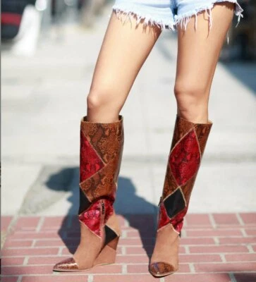 Bota Jessica Simpson pele de cobra neutra Henlee patchwork altura joelho alto cunha 5 - Imagem 1 de 4