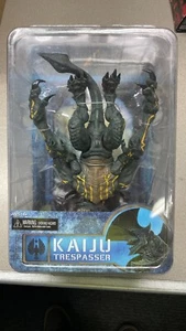 Pacific Rim Kaiju Trespasser Figure (errore di imballaggio, capovolto) - Foto 1 di 3