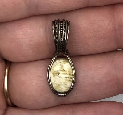 Collar colgante de coral ágatizado envuelto en alambre hecho a mano roble Foto 1 de 2