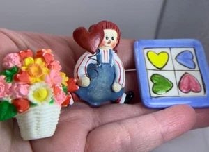 Lot 3 Valentine Heart Raggedy Andy Flowers HALLMARK Vintage Resin Brooch M-2481* - Picture 1 of 3