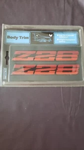 VINTAGE 1982 RARE CUSTOM LINE CAMARO Z28 ROCKER PANEL PAIR OF EMBLEMS NOS Whs1 - Foto 1 di 3