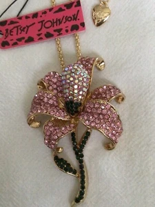 Neu mit Etikett Betsey Johnson Halskette Blume Anhänger rosa grüne Kristalle goldfarbene Kette - Bild 1 von 4