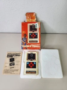 Juego electrónico portátil de baloncesto Mattel Electronics 1978 vintage PARA REPUESTOS - Imagen 1 de 19