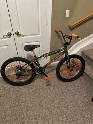 Green Town Pro 系列 24 英寸自行车,绿色和橙色迷彩。 GT自行车 — 第 1/3 张图片