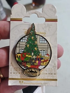Spilla hotel Disneyland treno albero di Natale DLP - Foto 1 di 2