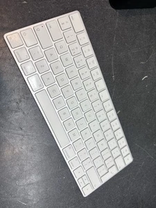Oryginalna bezprzewodowa klawiatura Apple Magic Keyboard UK Brytyjski układ model A1644 biała #4E - Zdjęcie 1 z 4